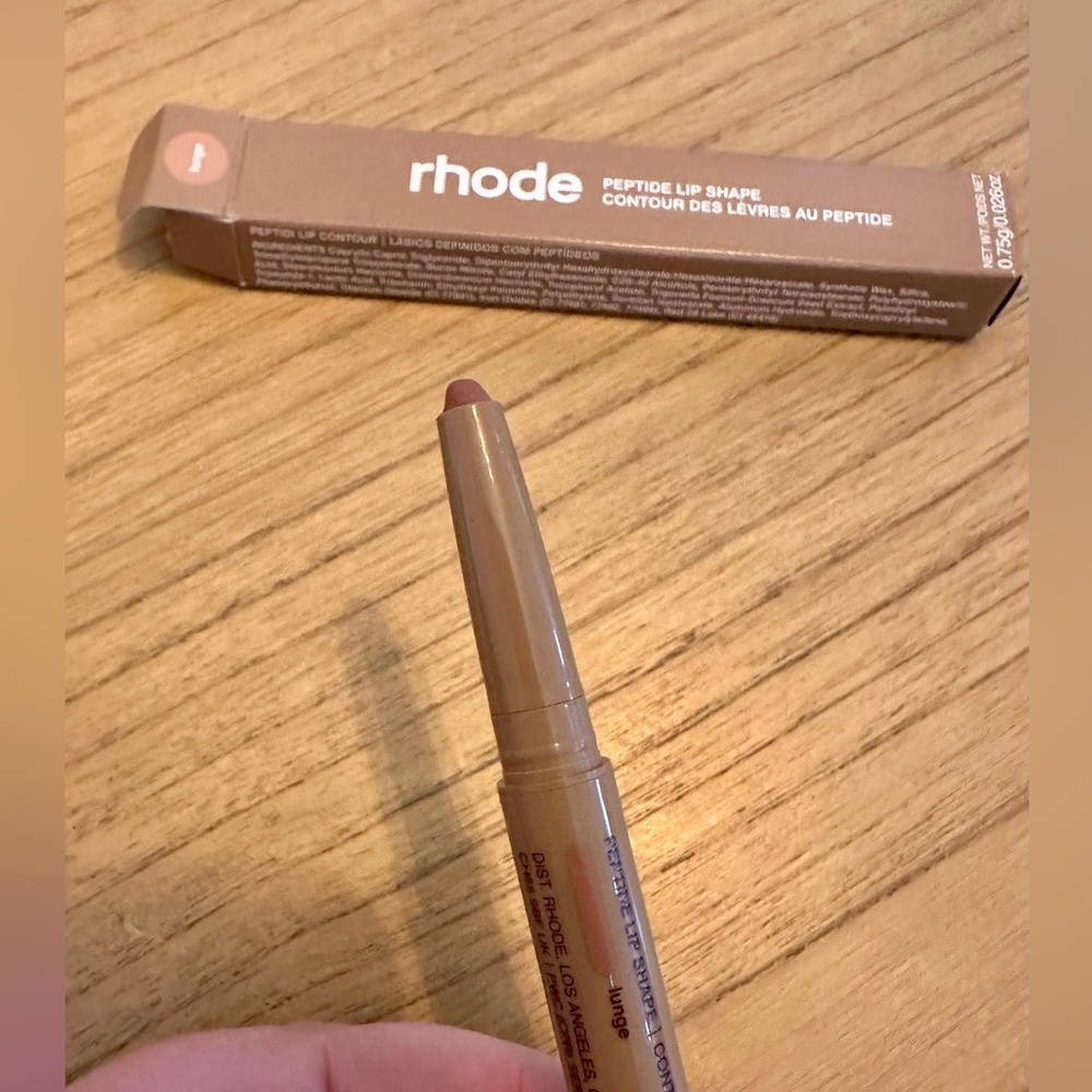 Rhode Peptide Lip Shape - The Contouring Lip Shaper in Lunge